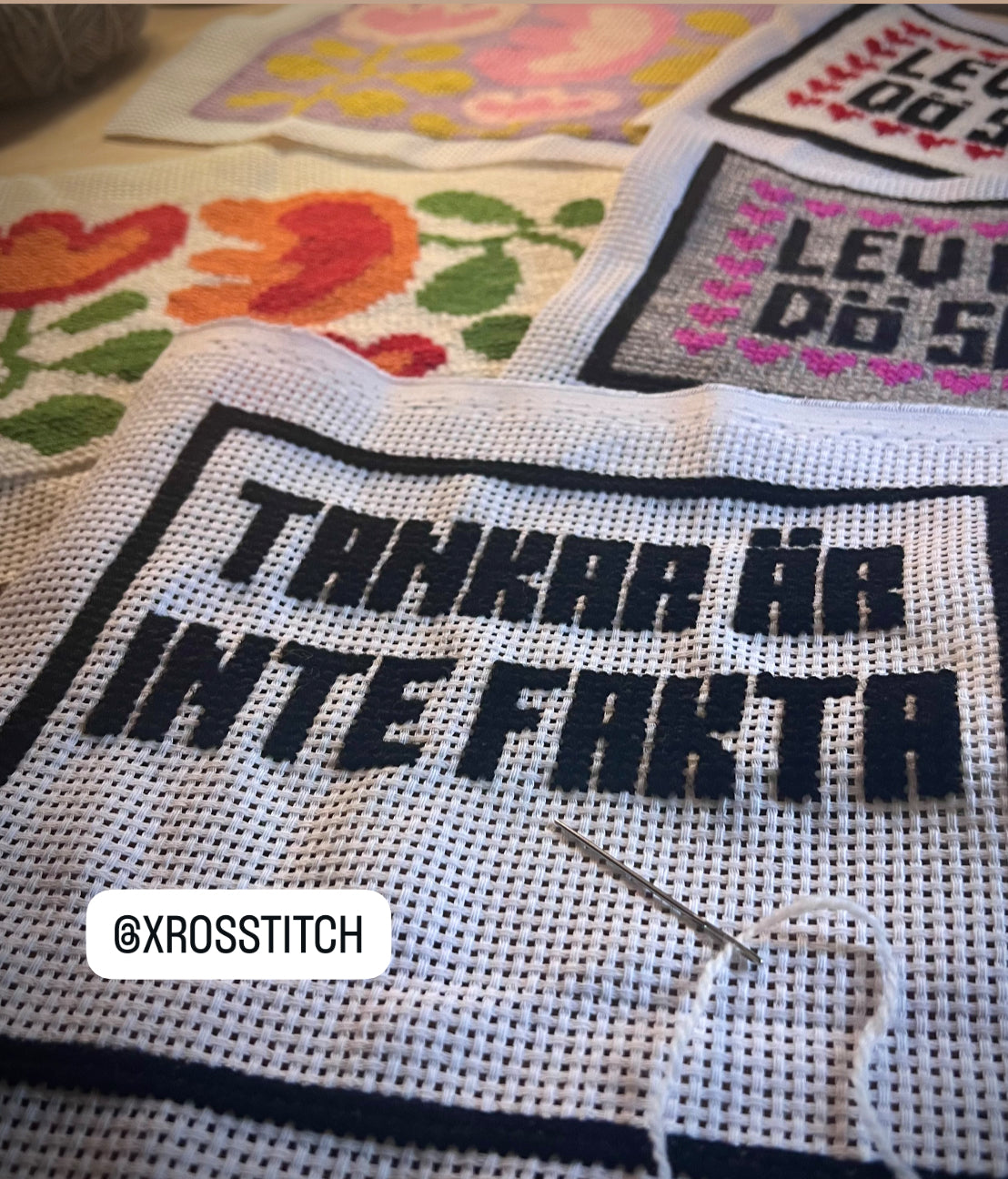 Broderikit med ullgarn, med texten ”tankar är inte fakta” 20,5x17,5cm