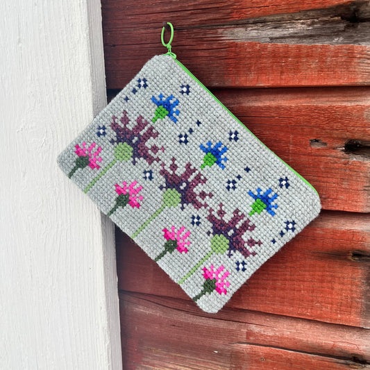 Handgjord unik börs, ”i sommarens flora, står klinten den stora” 13x19cm