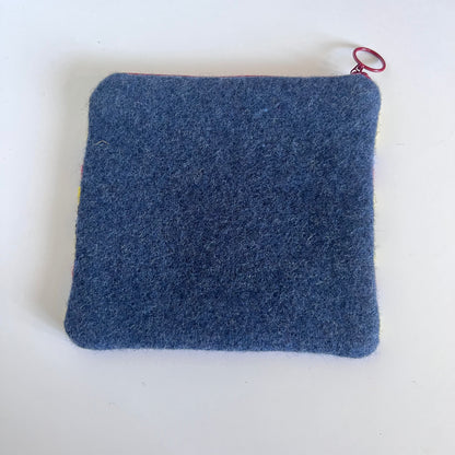 Handgjord unik börs korsstygn broderi i retrostil broderad i ull med blommor och blad m, färger gul blå röd vit mönster är från svensk hemslöjd , färgerna liknar Djurgårdens if baksida vadmal i blått