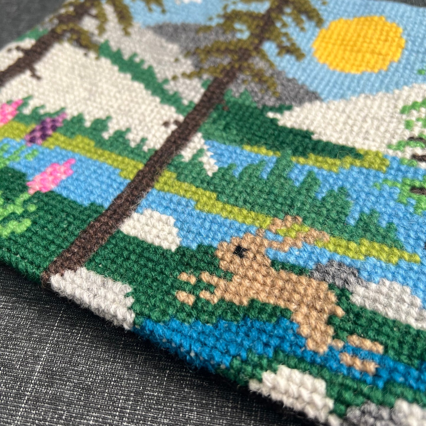Broderi & sykit, stort fodral ”Där berget möter sjön, i harens rike” ca 20x28cm