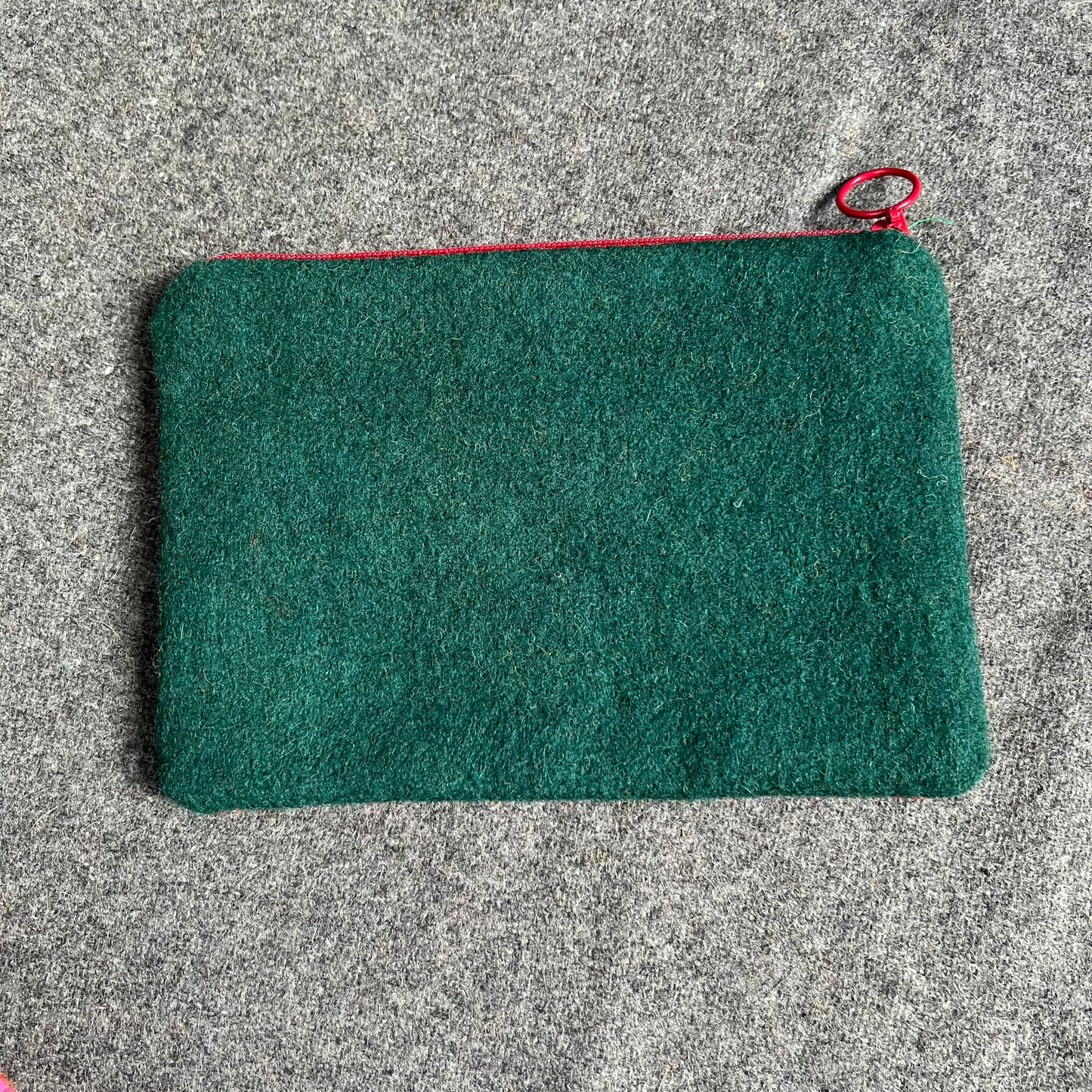 Handgjord unik börs, ”jordgubbslandet” svart 18x13cm