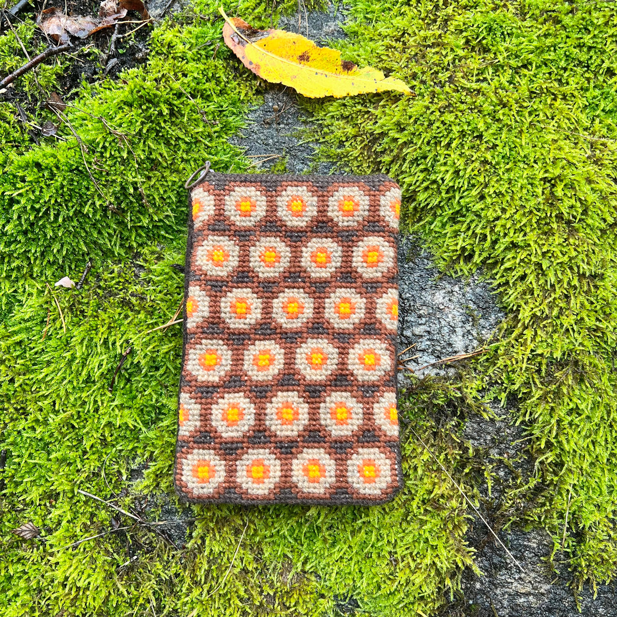 Mobil och glasögonfodral kit ”höstglöd” färg: choklad/apelsin 13x20cm