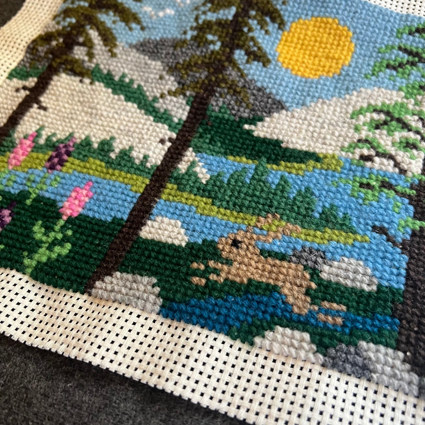 Broderi & sykit, stort fodral ”Där berget möter sjön, i harens rike” ca 20x28cm