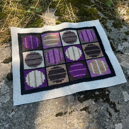 Broderi & sykit, fodral ”randiga rariteter” ca 18x25cm, färg: choklad/plommon