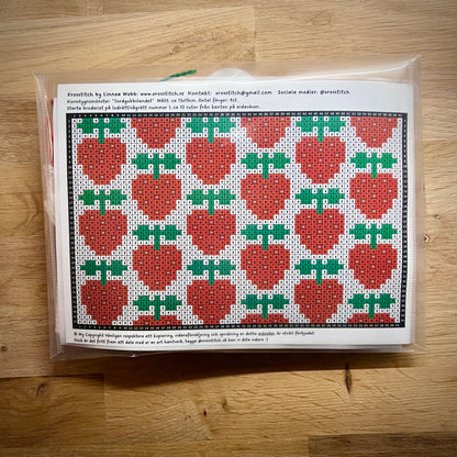 Broderikit med ullgarn ”jordgubbslandet” 13x19cm