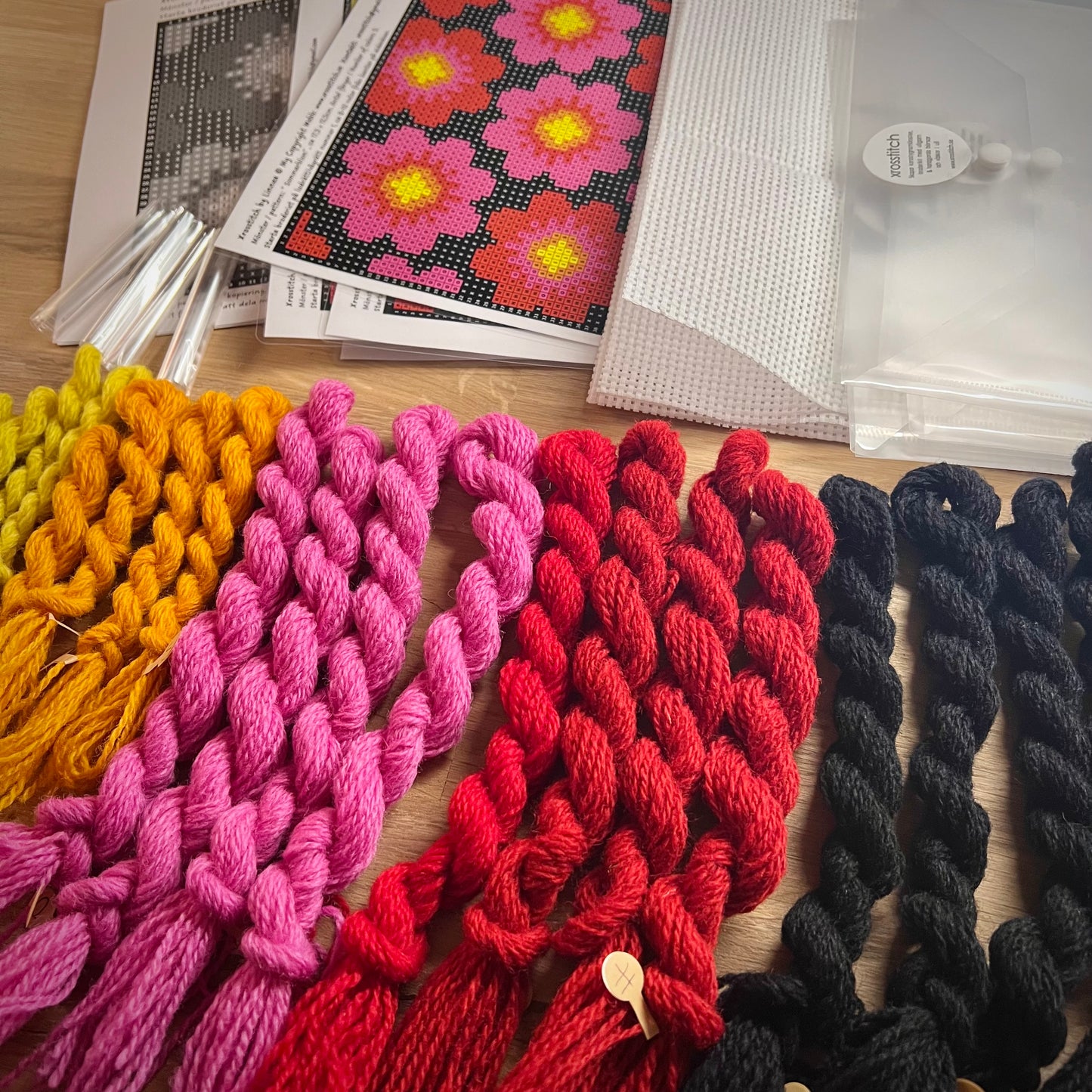 Broderikit med ullgarn ”sommarblom”