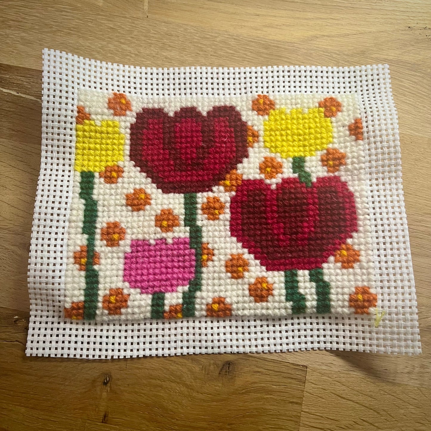 Broderikit med ullgarn ” blomsterlandet ” 15,5x12cm