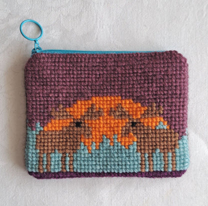 Handgjord unik börs, älgmöte i solnedgång