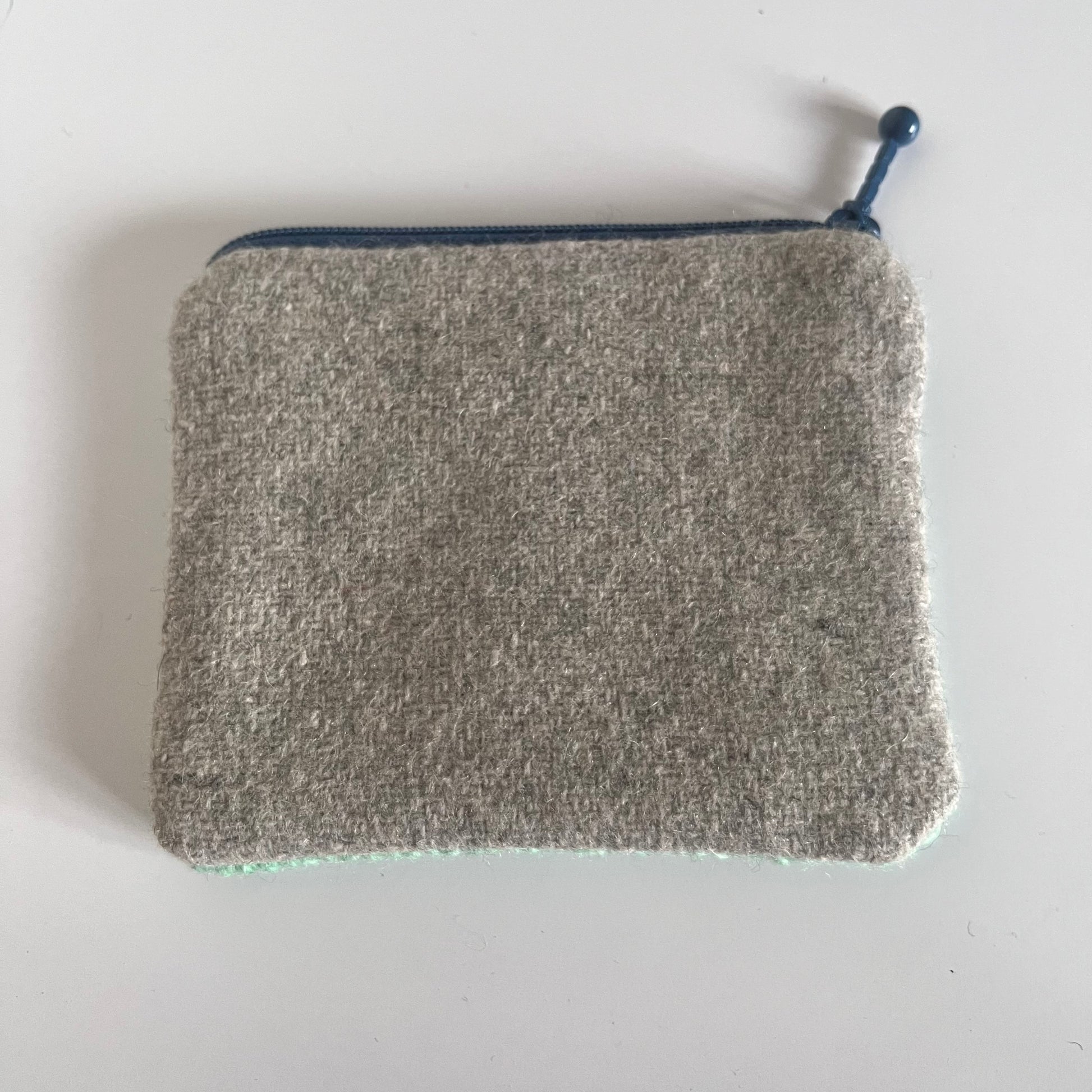 Handgjord unik börs, med texten ”fika”, mintgrön