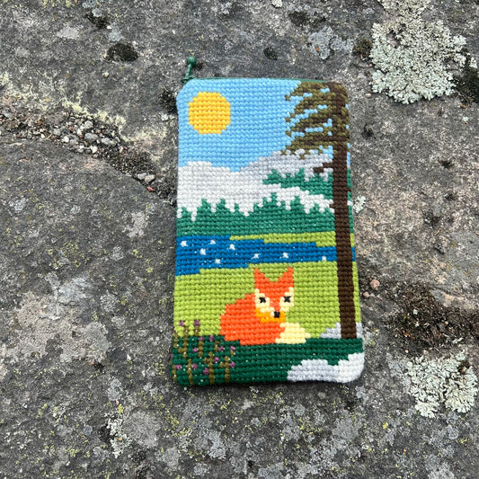 Handgjort mobilfodral ”vildmarken, där älven glittrar” ca 12x20cm