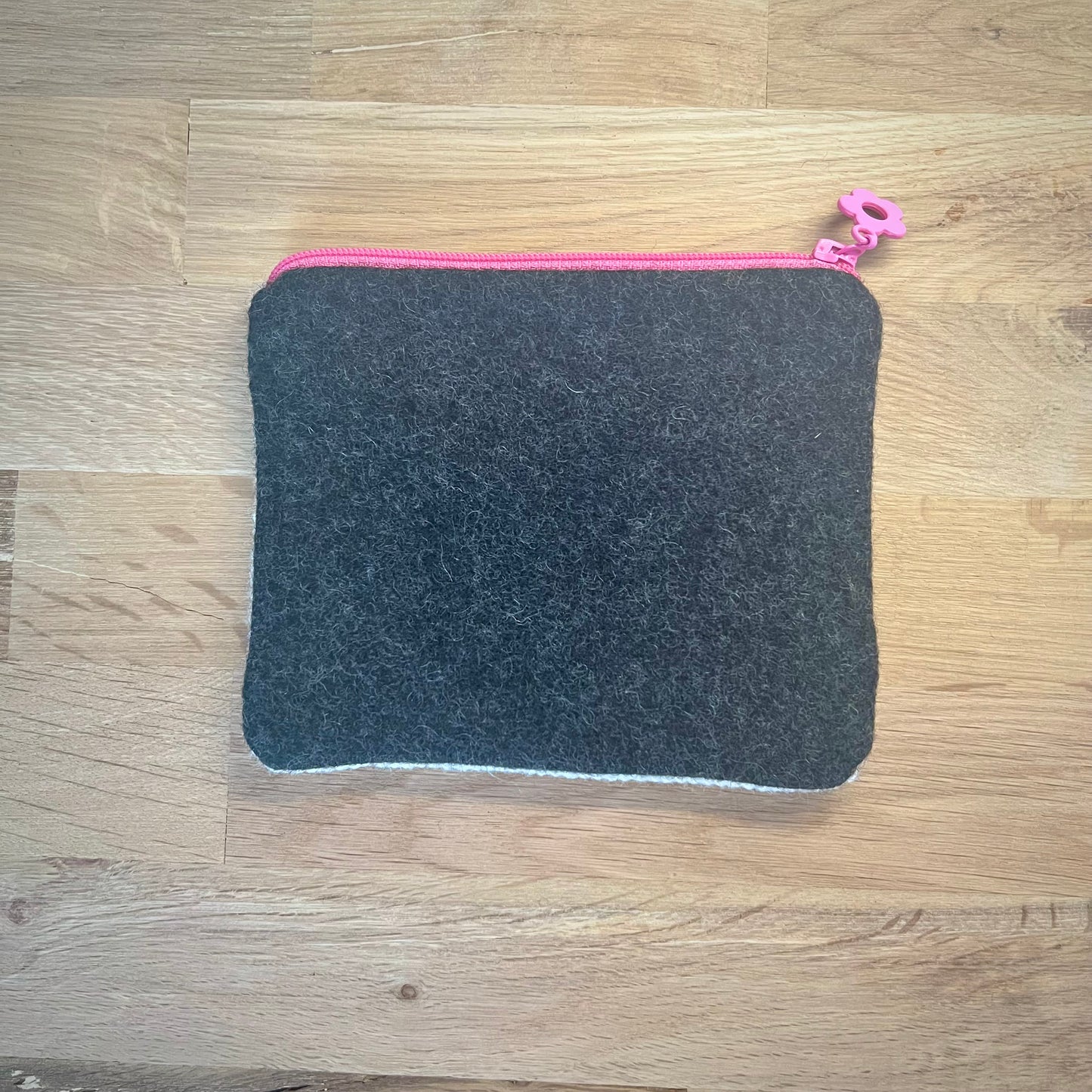 Handgjord unik börs ”be real, not perfect” vit 12x14cm