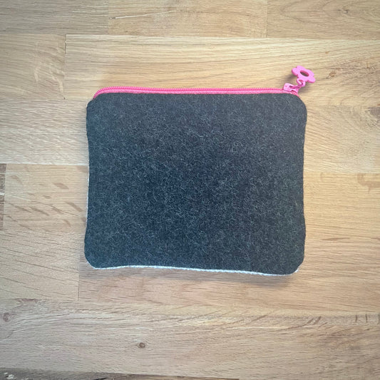 Handgjord unik börs ”be real, not perfect” vit 12x14cm