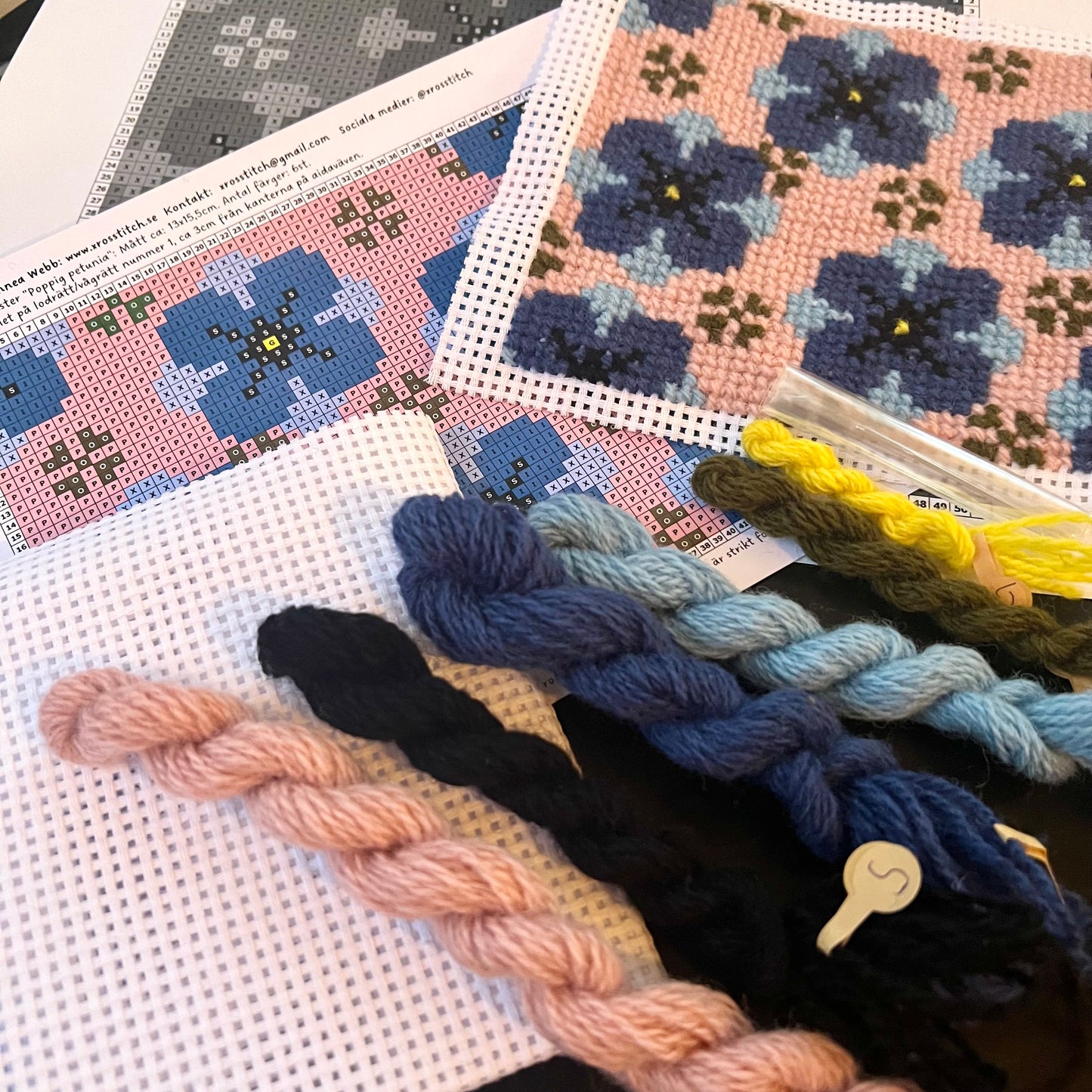 Broderikit med ullgarn ”Poppig Petunia” 13x15,5cm