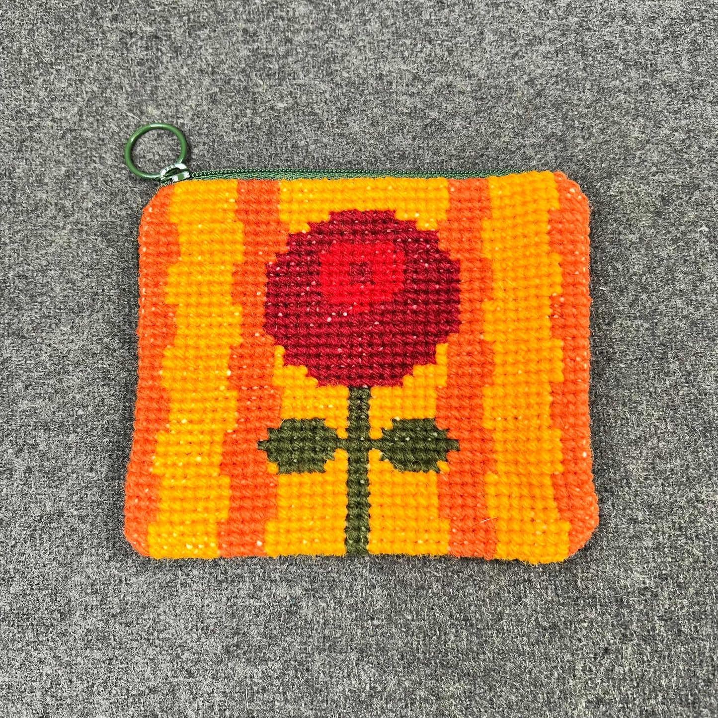 Broderi & sykit, liten börs ”det ensamma lilla lingonet” 11,5x13,5cm