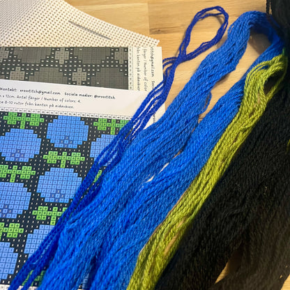 Broderikit med ullgarn ”blåbär i retrostil”