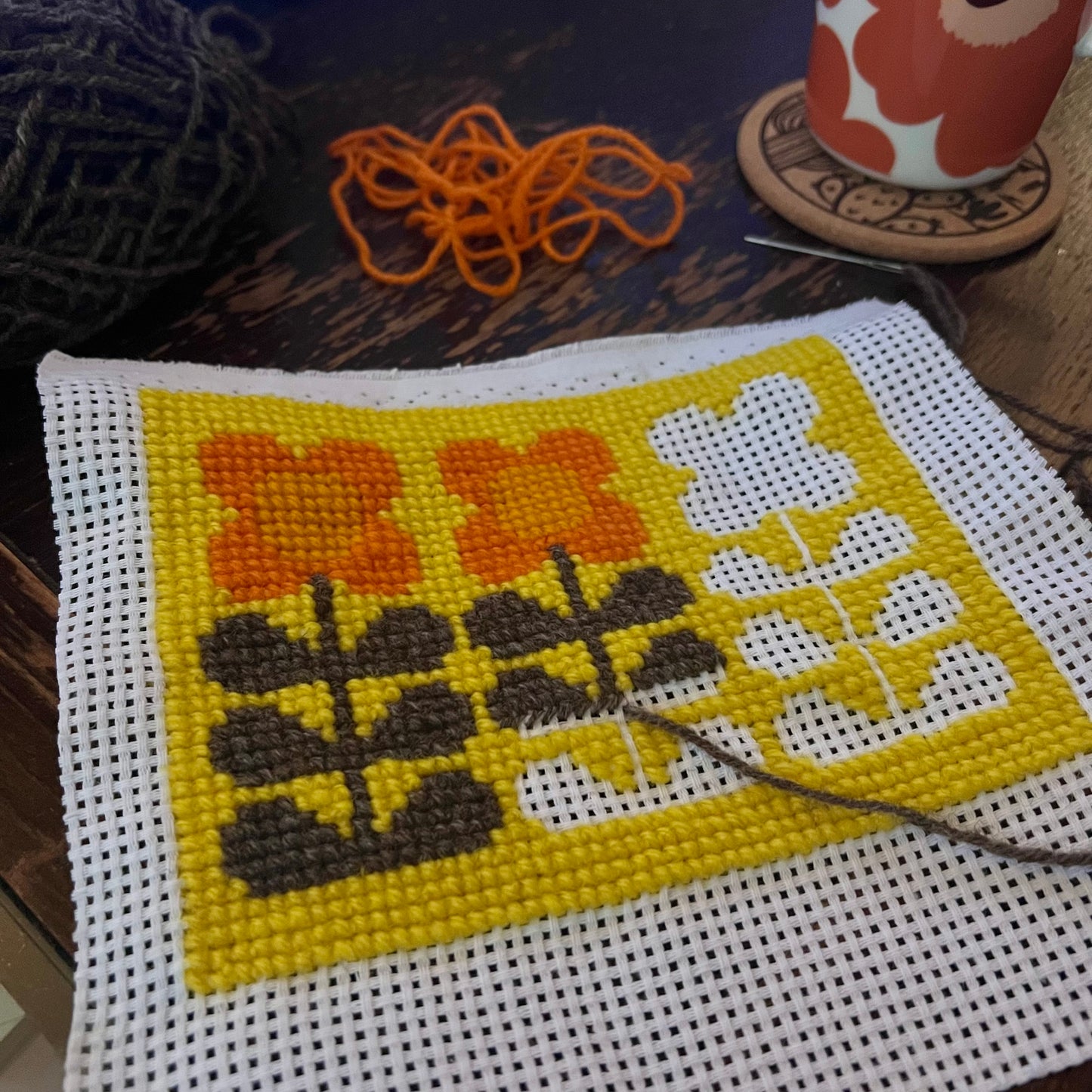 Broderikit med ullgarn ” 3 retroblommor ”