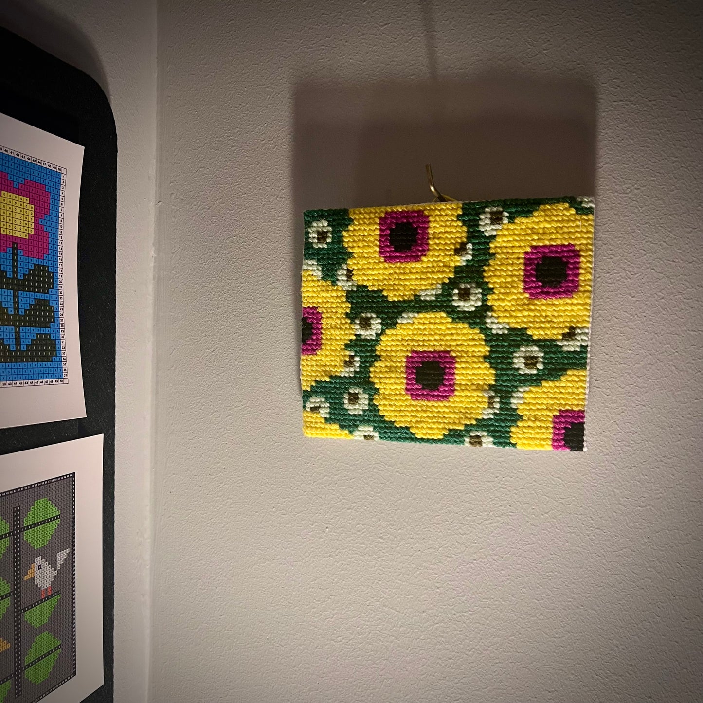 Broderikit med ullgarn ” blommor & bär ”