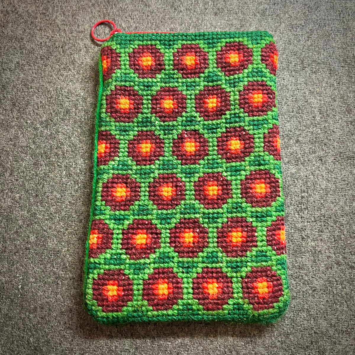 Mobil och glasögonfodral kit ”höstglöd” färg: skog/lingon 13,5x20cm