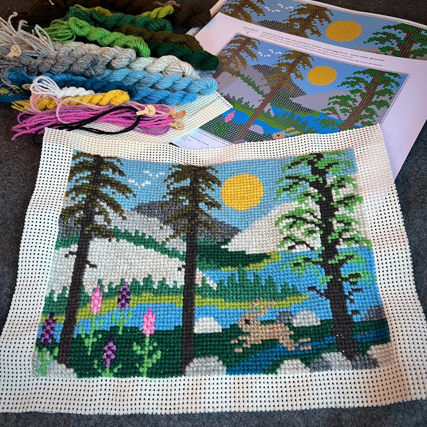 Broderikit med ullgarn ”Där berget möter sjön, i harens rike” ca 20,5x27cm