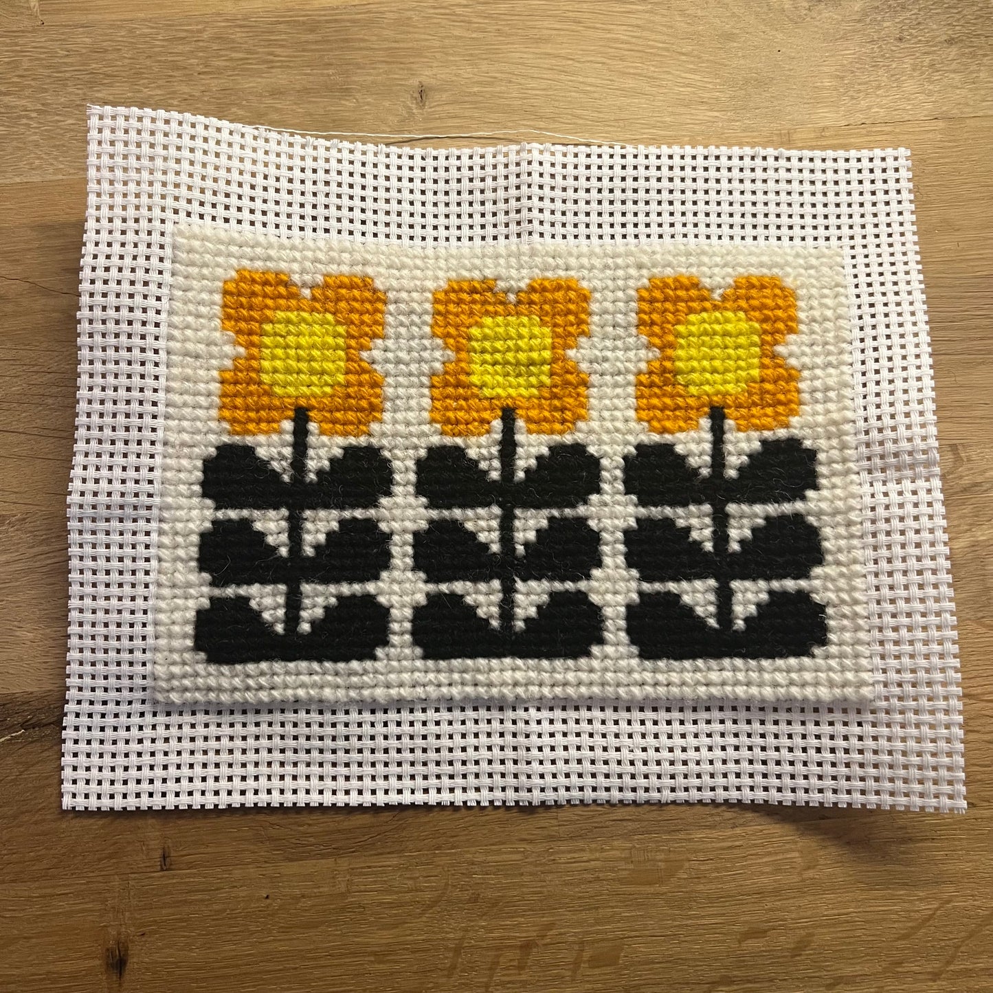 Broderikit med ullgarn ” 3 retroblommor ”