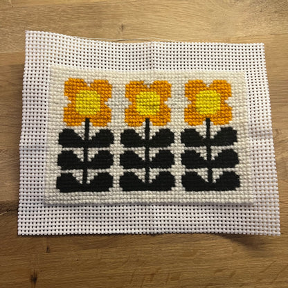 Broderikit med ullgarn ” 3 retroblommor ”