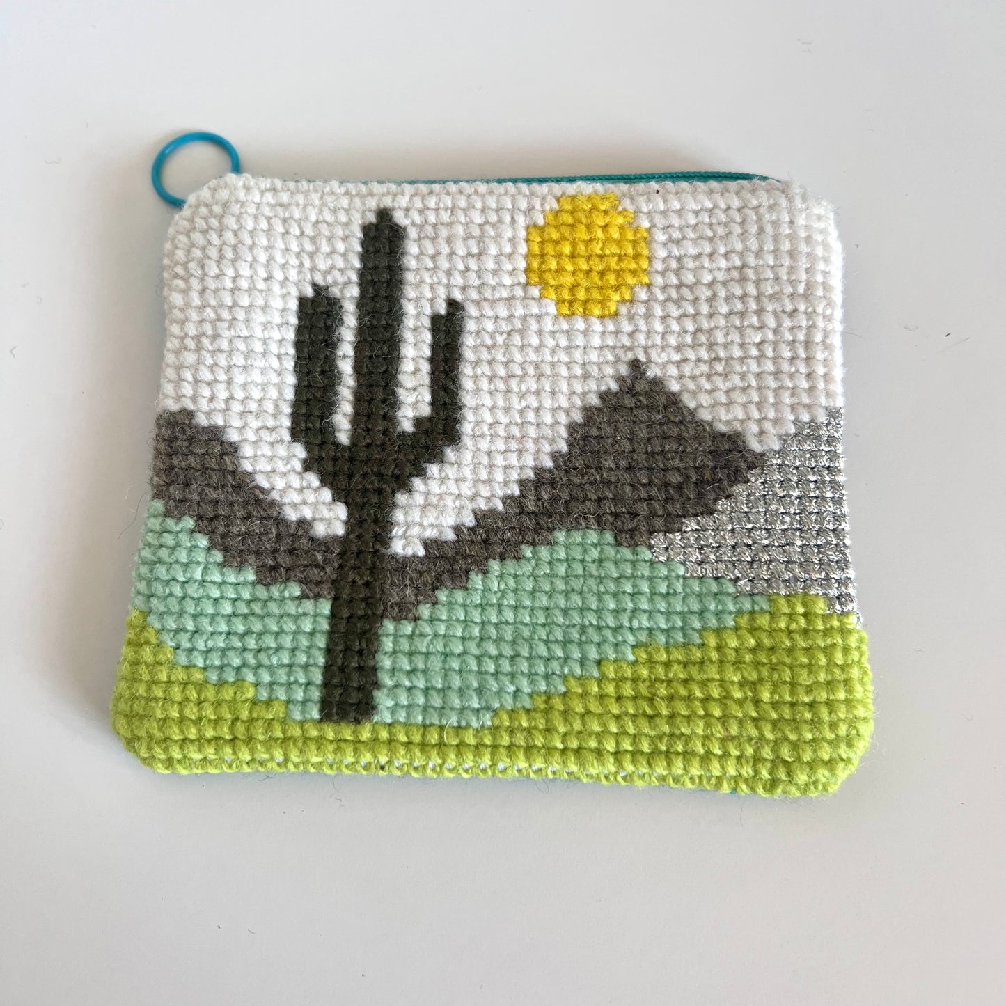 Handgjord unik börs korsstygns broderi i retrostil kaktuslandskap i eget unikt mönster 