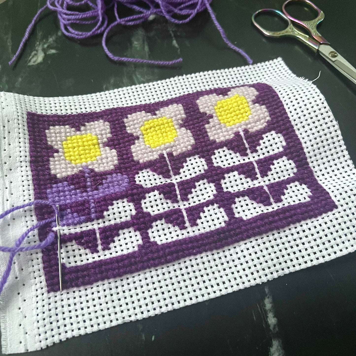 Broderikit med ullgarn ” 3 retroblommor ”