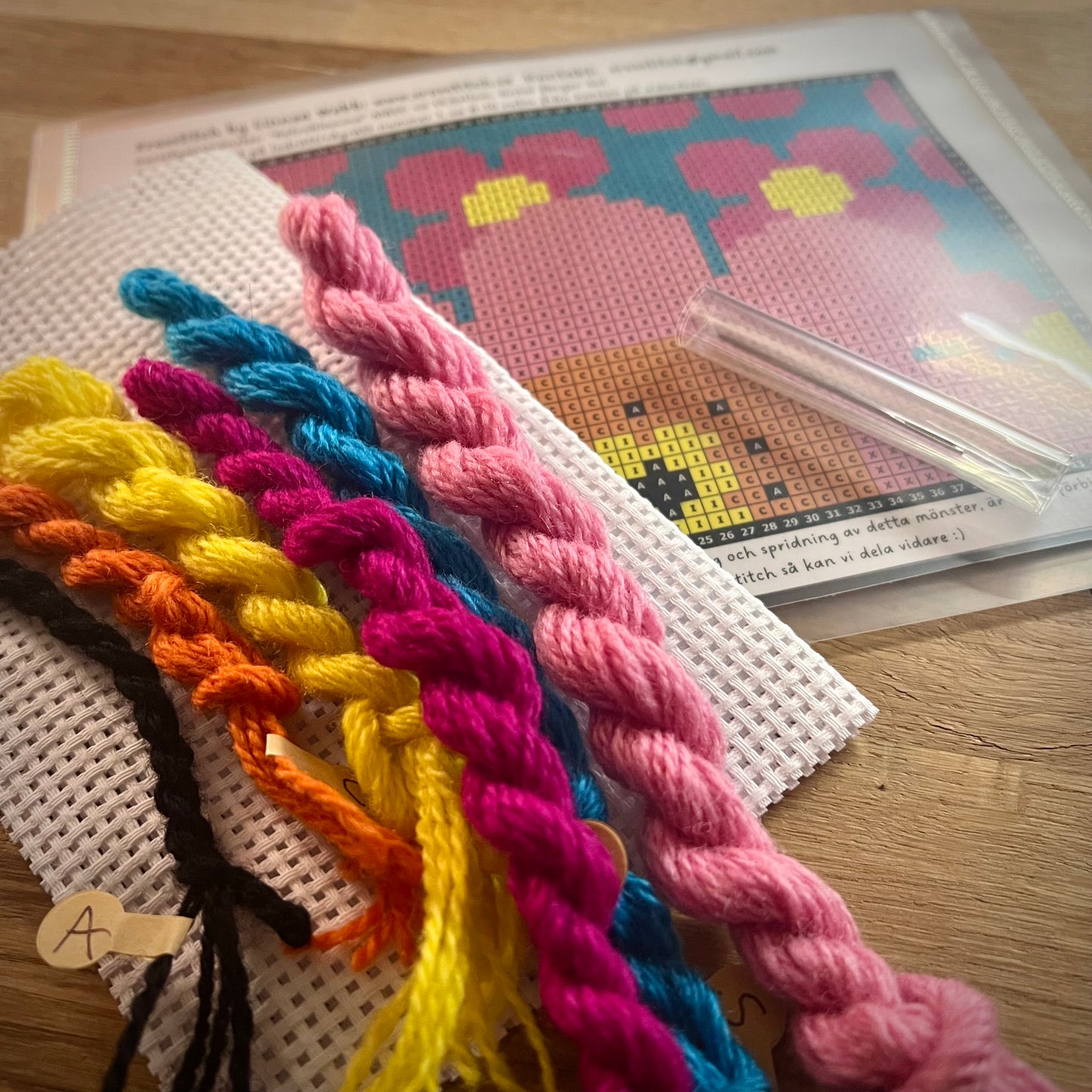 Broderikit med ullgarn ”retroblomma”