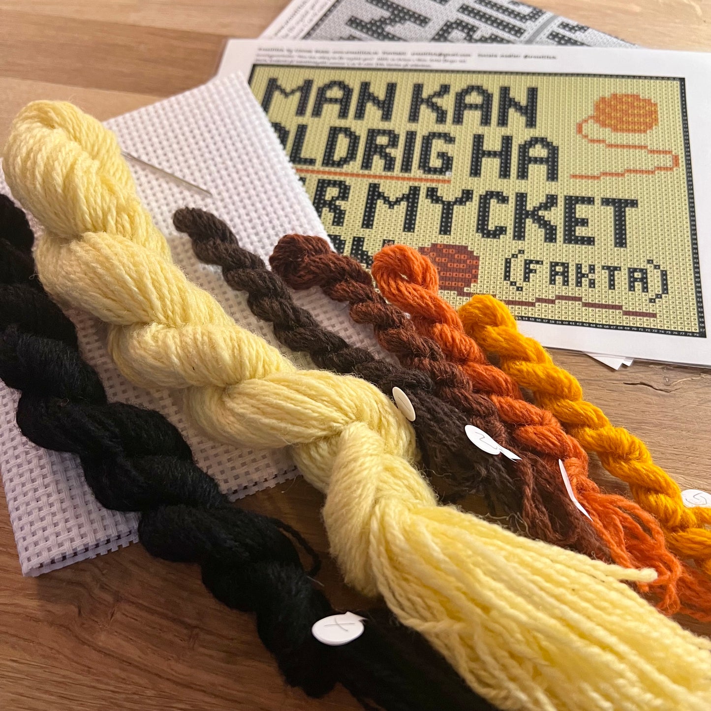Broderikit med ullgarn ”man kan aldrig ha för mycket garn” 25x18cm