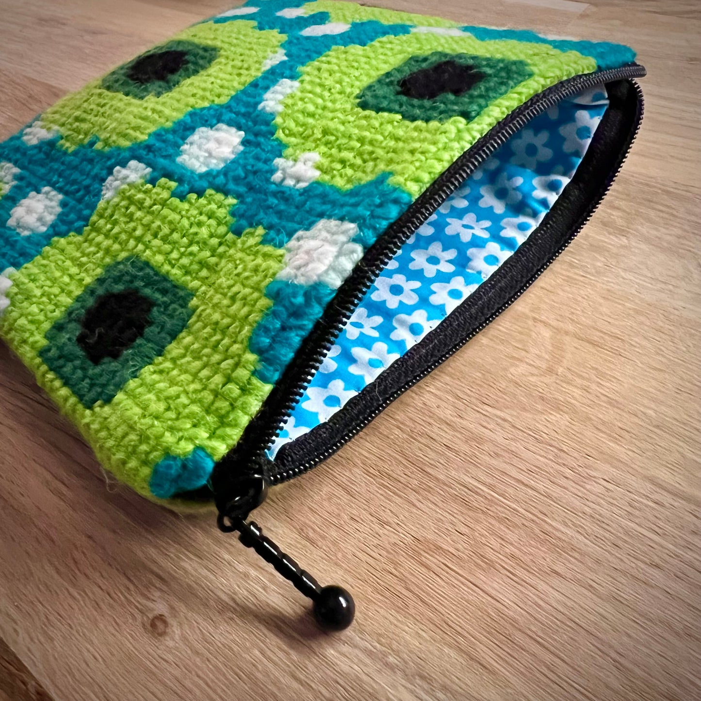 Handgjord unik börs, ”blommor & bär” gröna nyanser
