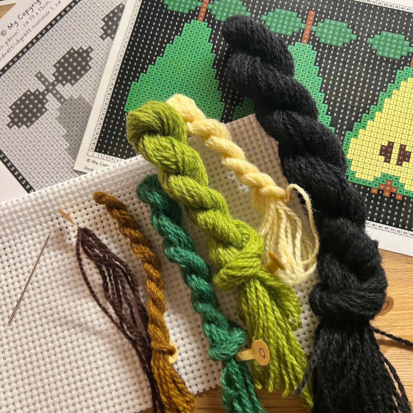 Broderikit med ullgarn ” piron päron ”