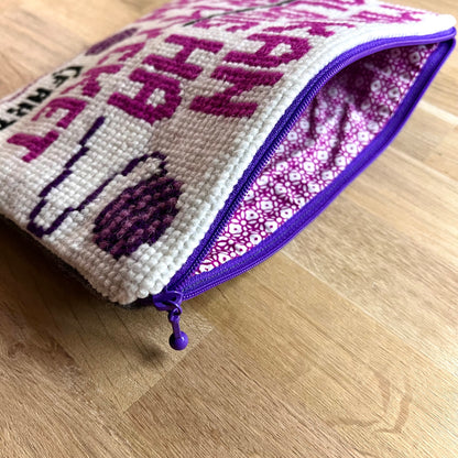 Handgjord unik börs, med text ”man kan aldrig ha för mycket garn” rosa/vit/lila 24x18cm