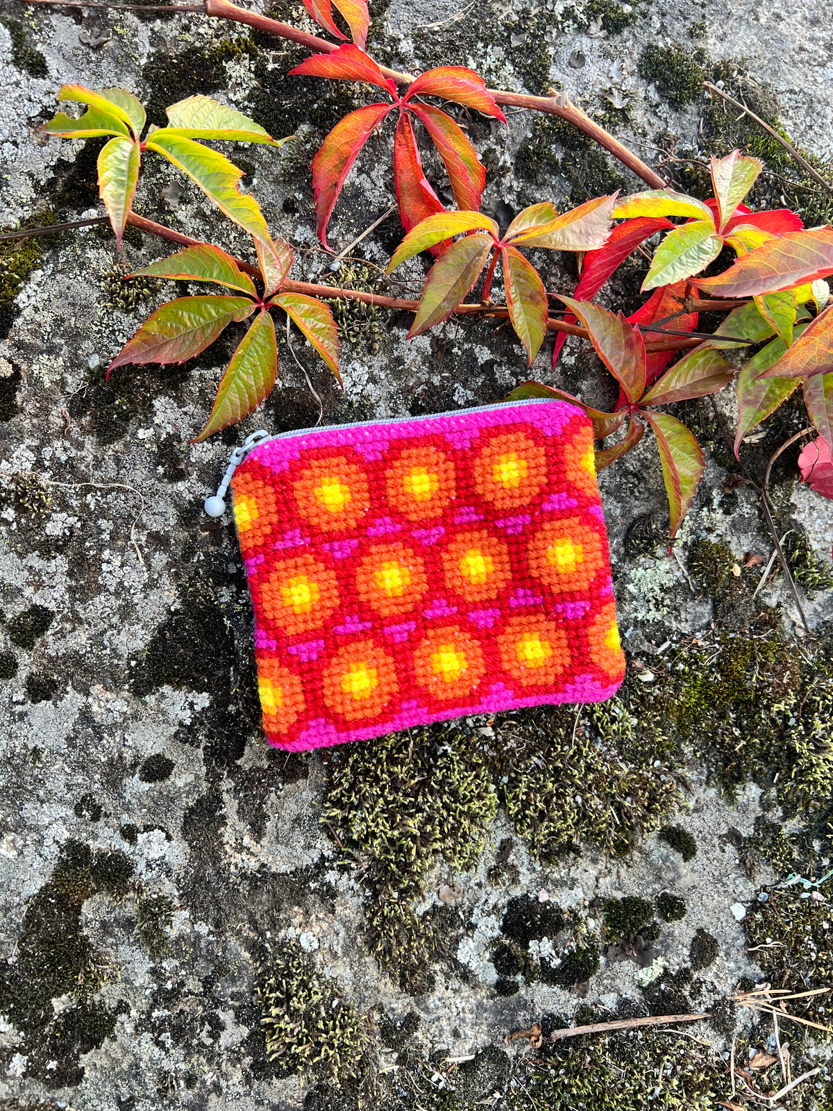 Broderi & sykit, liten börs ”höstglöd” färg: rosa/röd 10,5x13cm
