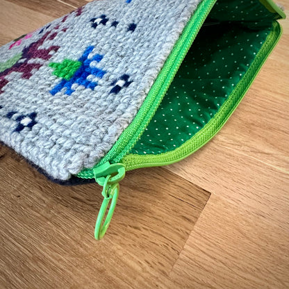 Handgjord unik börs, ”i sommarens flora, står klinten den stora” 13x19cm