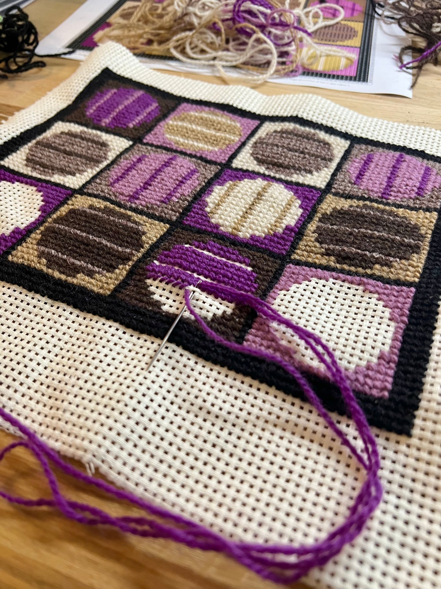 Broderi & sykit, fodral ”randiga rariteter” ca 18x25cm, färg: choklad/plommon