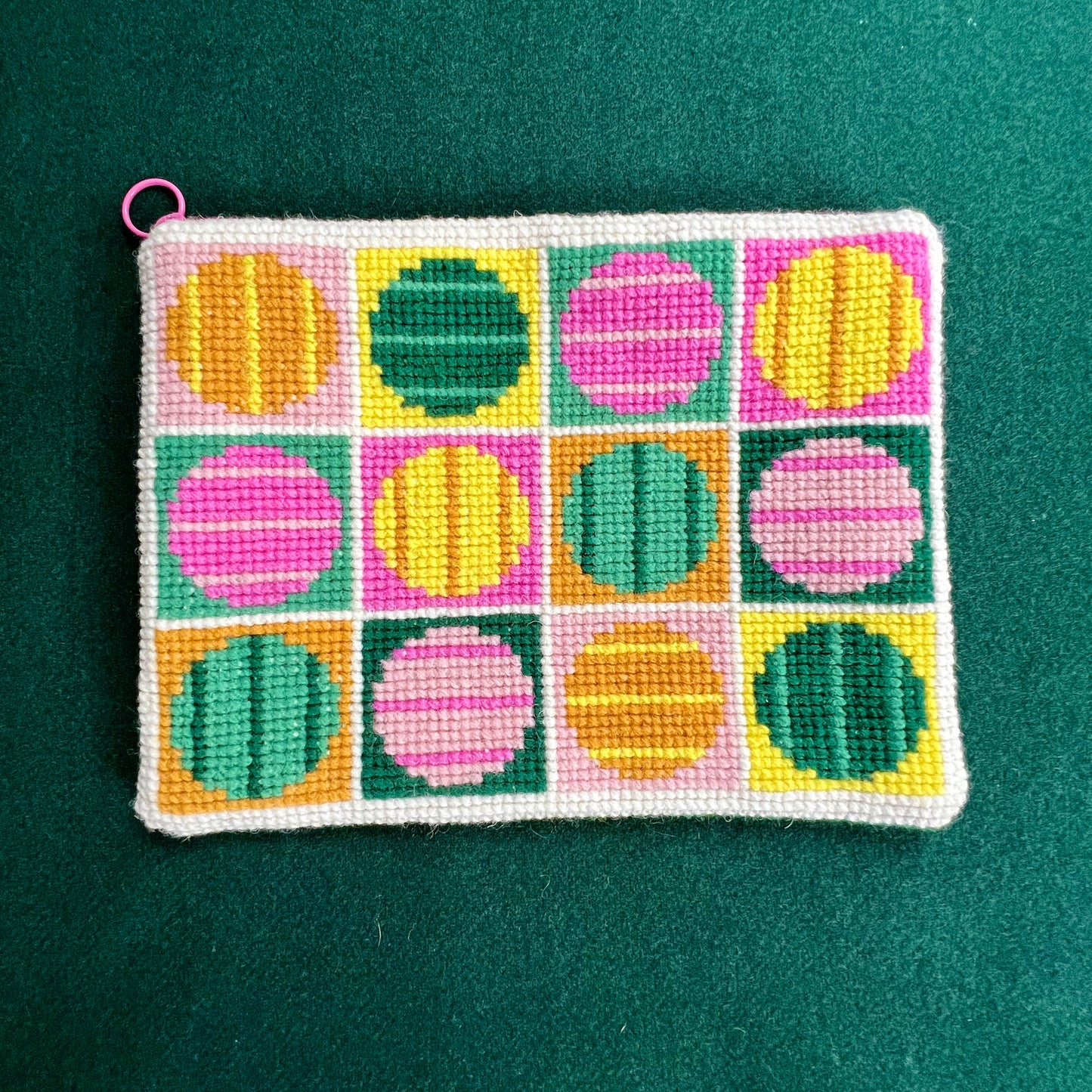 Broderi & sykit, fodral ”randiga rariteter” ca 18x25cm, färg: karamell