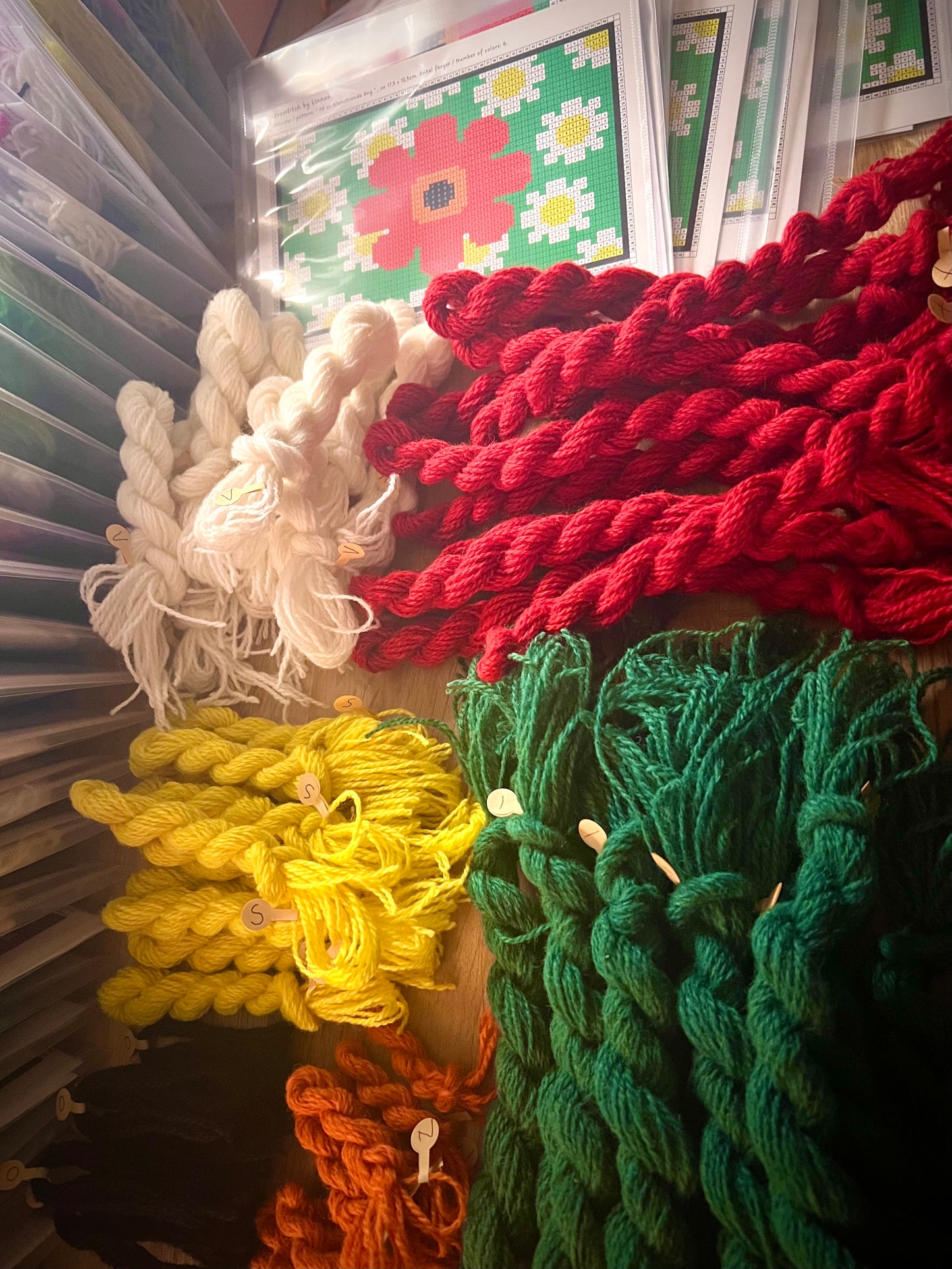 Broderikit med ullgarn ”på en blomstrande äng” 17,5x12,5cm