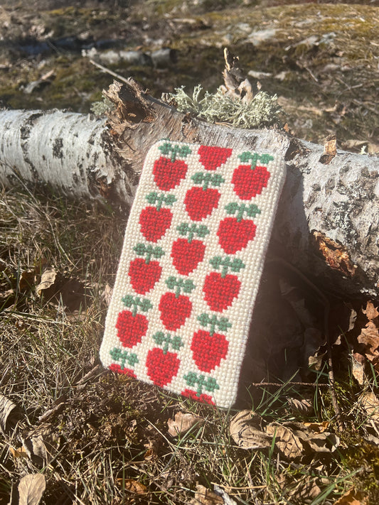 Handgjort mobilfodral ”jordgubbslandet” ca 12x20cm