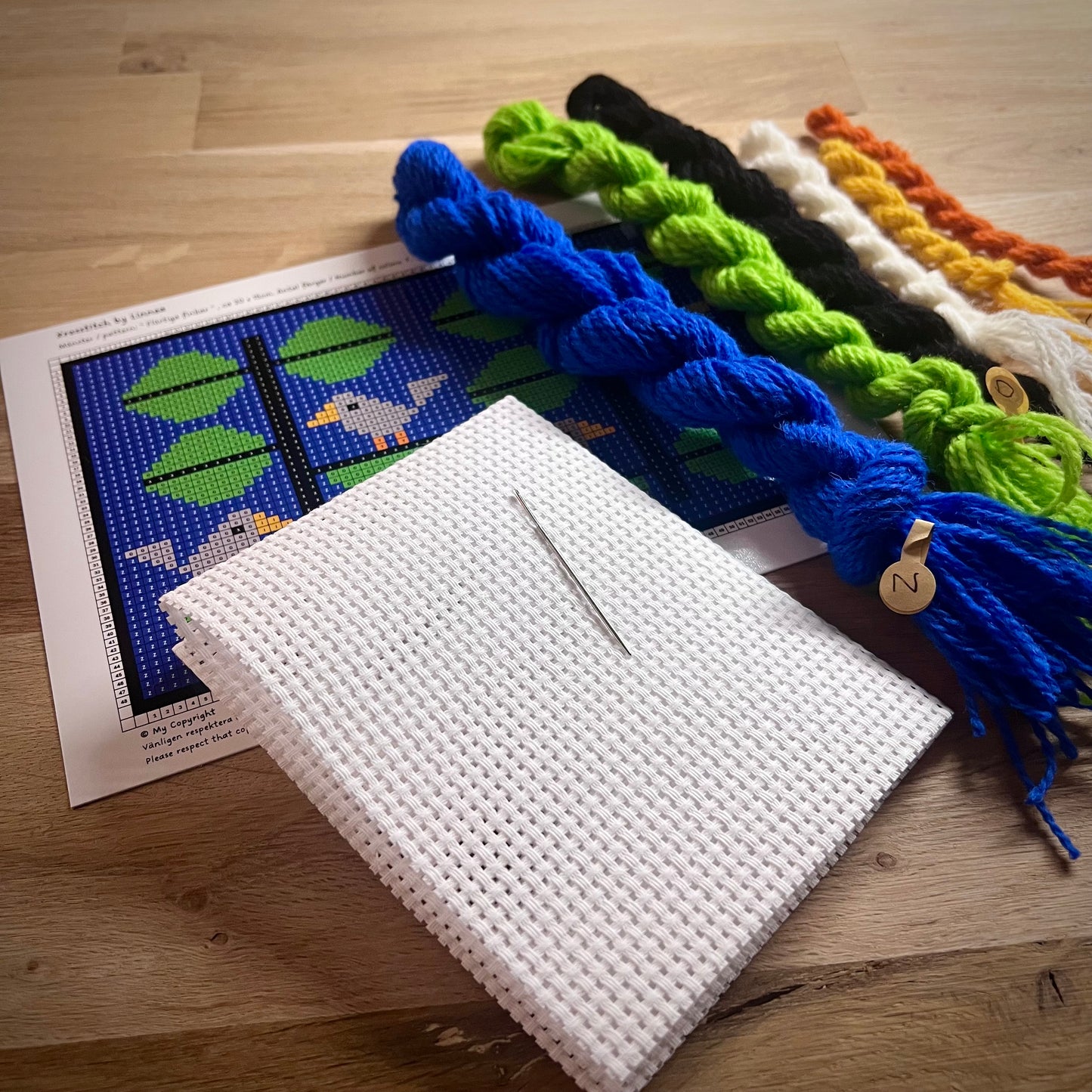 Broderikit med ullgarn ” flörtiga finkar ” 20x15cm