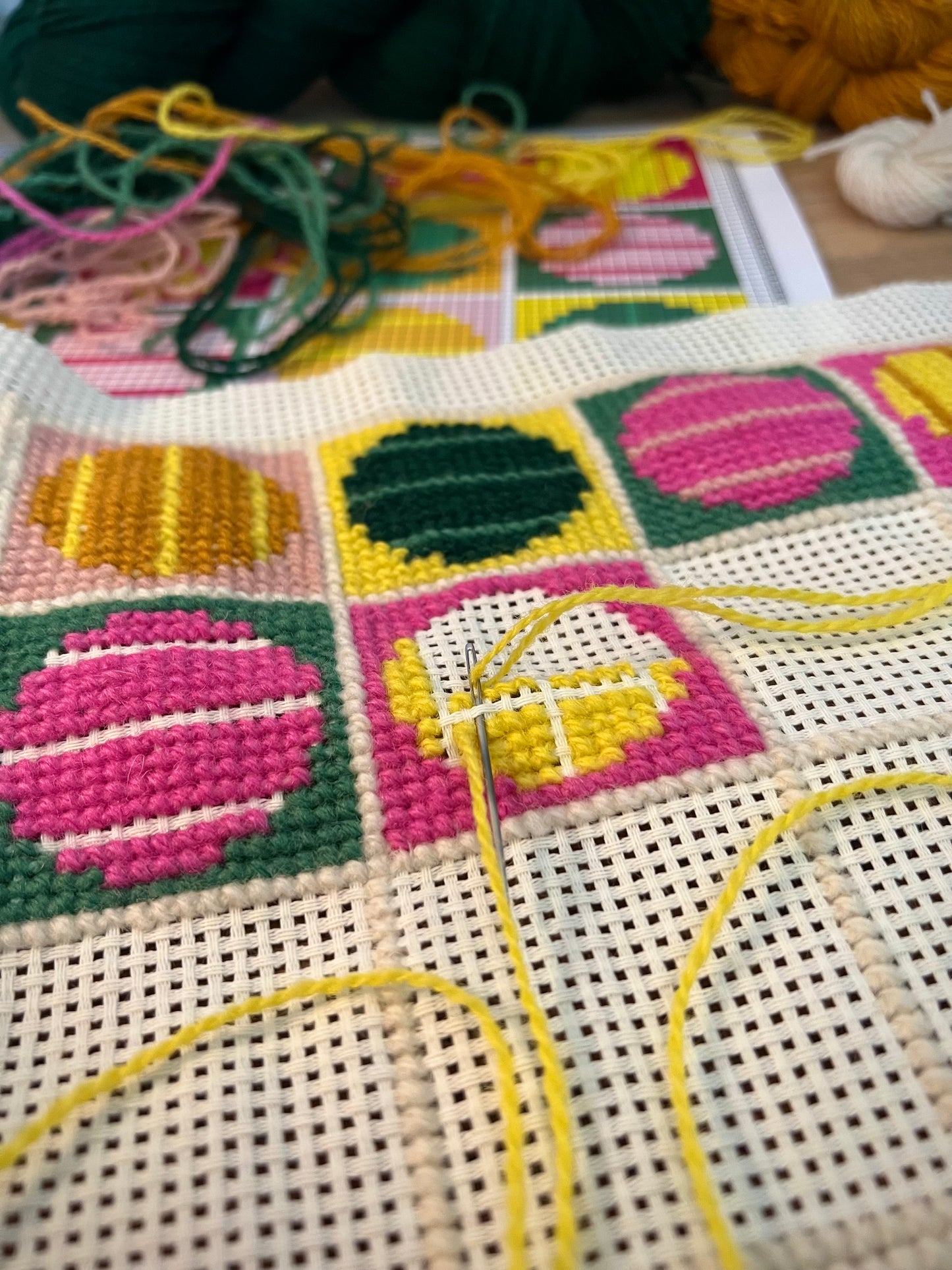 Broderi & sykit, fodral ”randiga rariteter” ca 18x25cm, färg: karamell