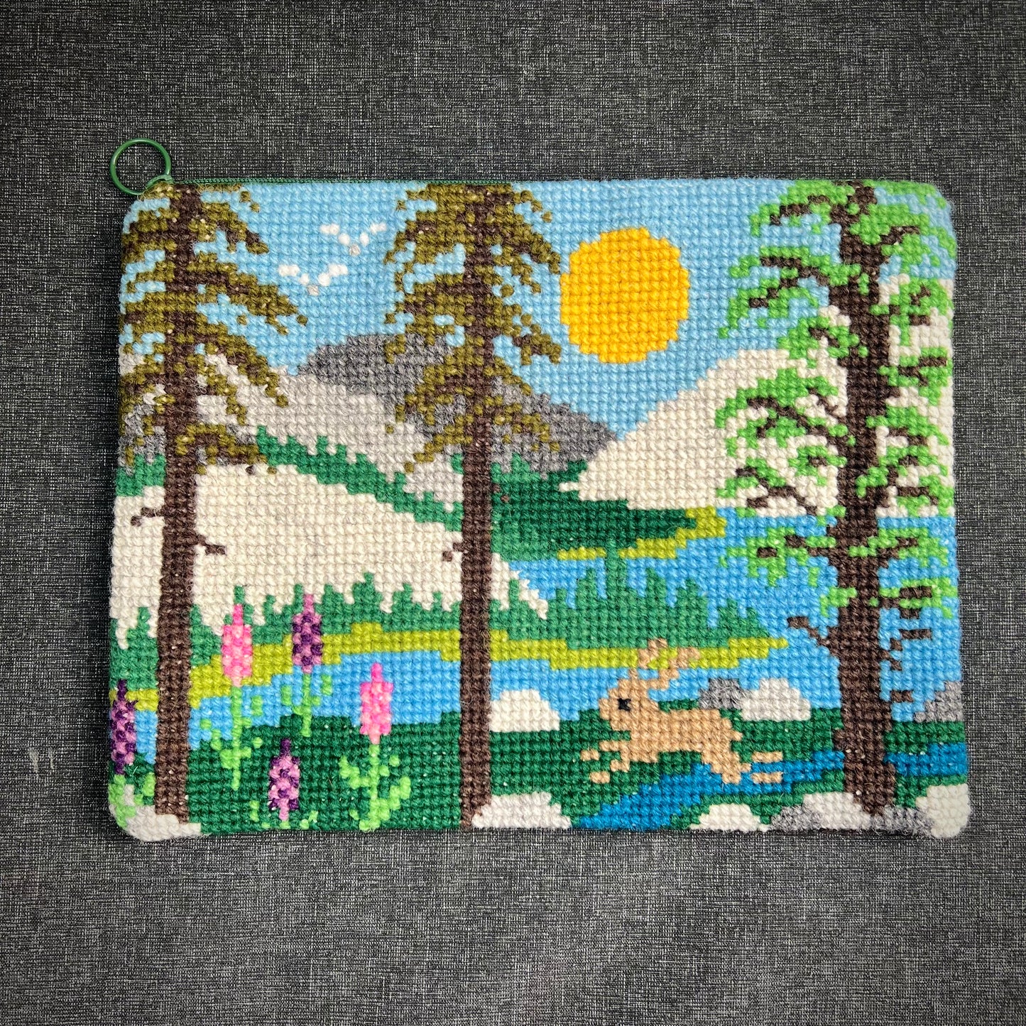 Broderi & sykit, stort fodral ”Där berget möter sjön, i harens rike” ca 20x28cm