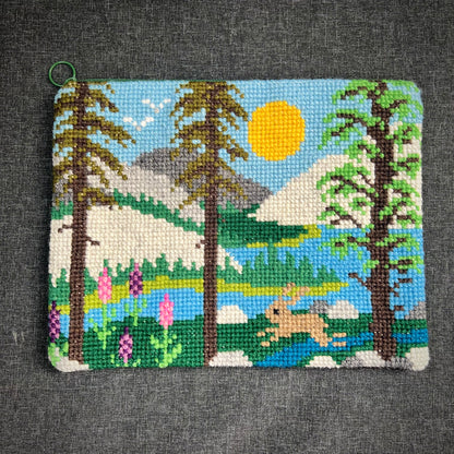 Broderi & sykit, stort fodral ”Där berget möter sjön, i harens rike” ca 20x28cm