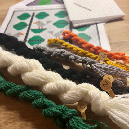 Broderikit med ullgarn ” flörtiga finkar ” 20x15cm