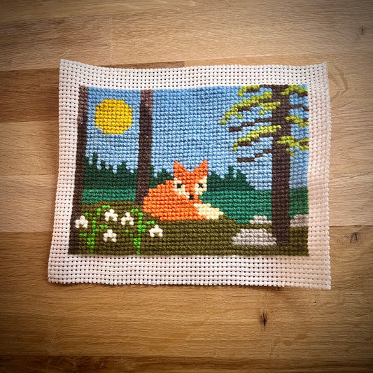Broderikit med ullgarn ”räv värmer sig i vårens solstrålar” 13x17cm