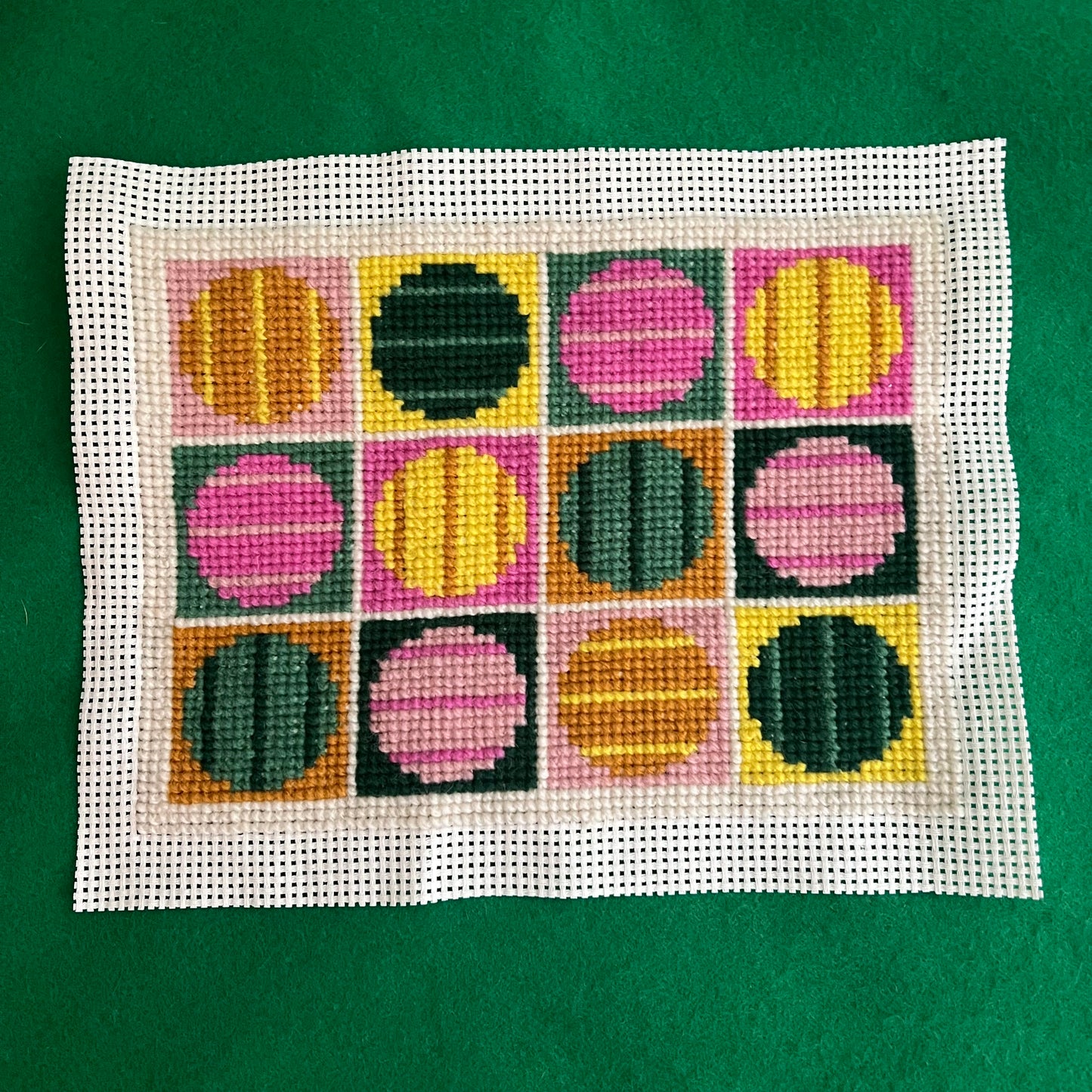 Broderikit med ullgarn ”randiga rariteter” ca 18x25cm
