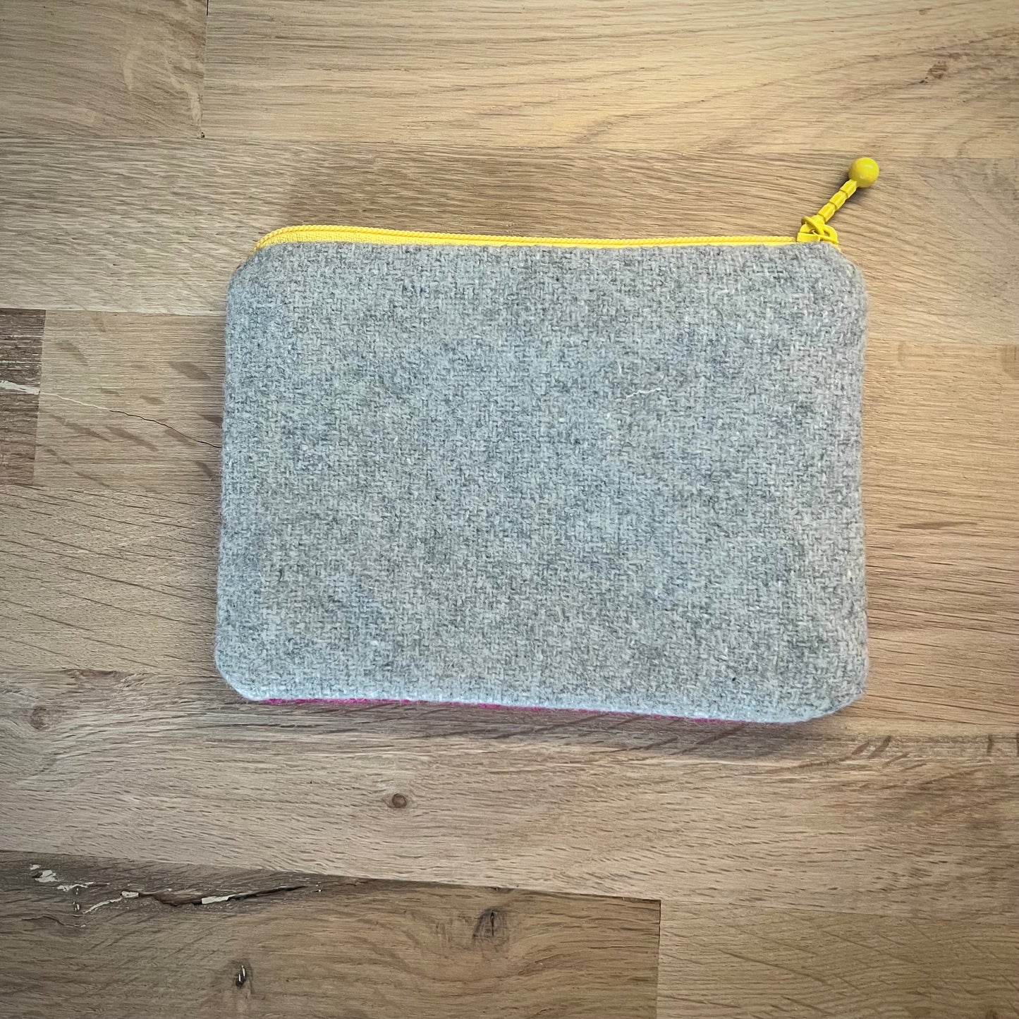 Handgjord unik börs, fina finkar, cerise/vit