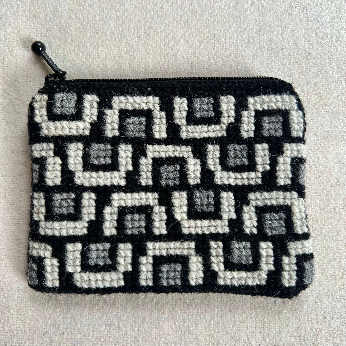 Broderi & sykit, liten börs ”tunnelsyn, ankomst” 10x13cm