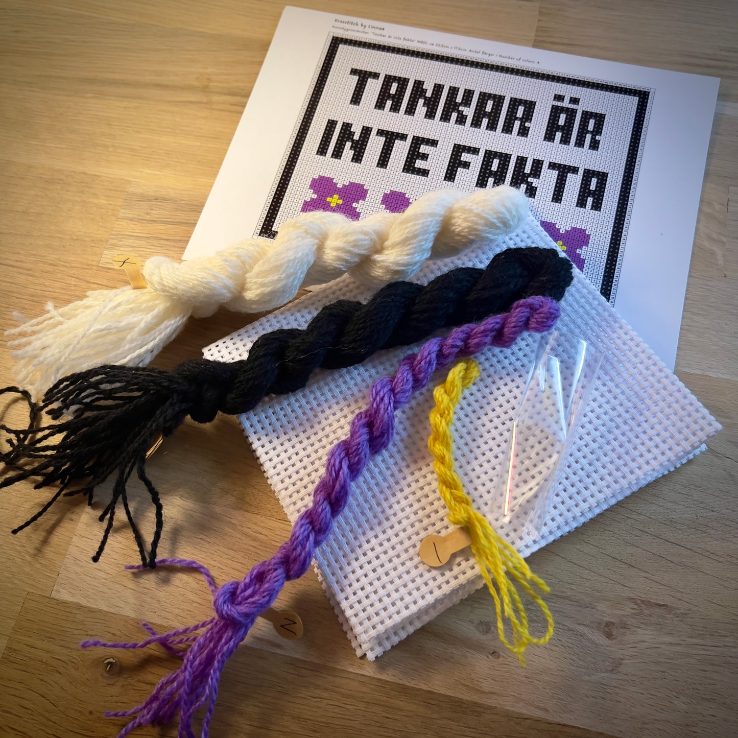 Broderikit med ullgarn, med texten ”tankar är inte fakta” 20,5x17,5cm