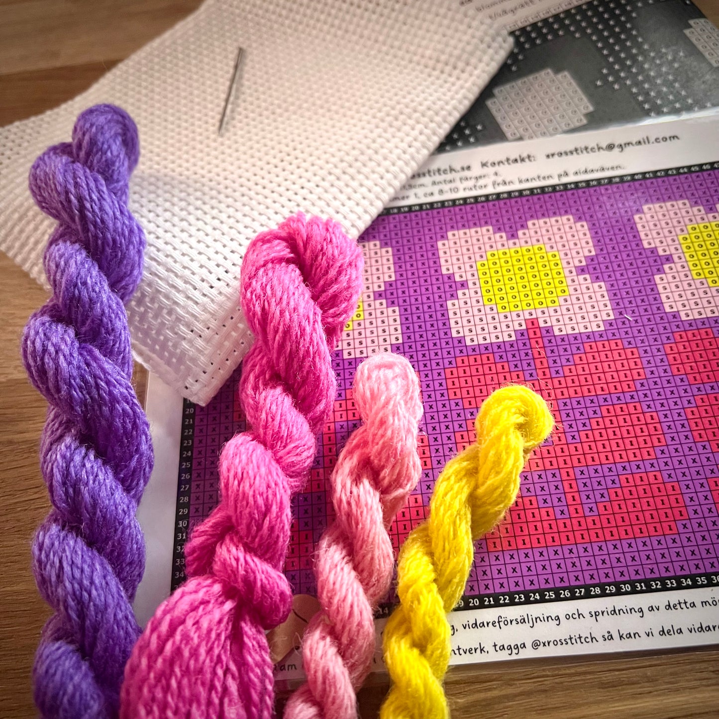 Broderikit med ullgarn ” 3 retroblommor ”