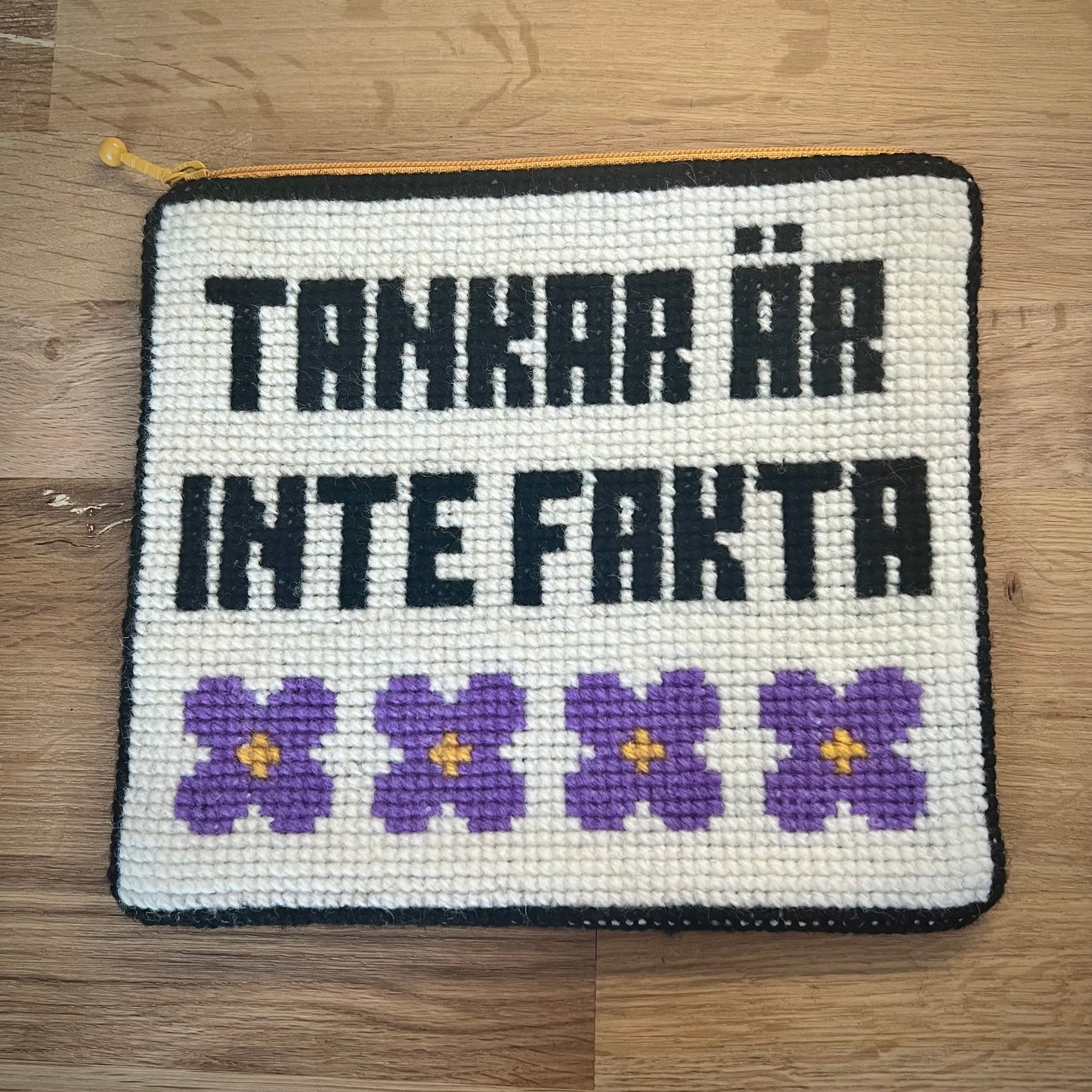Handgjord unik börs ”tankar är inte fakta” 17,5x19,5cm